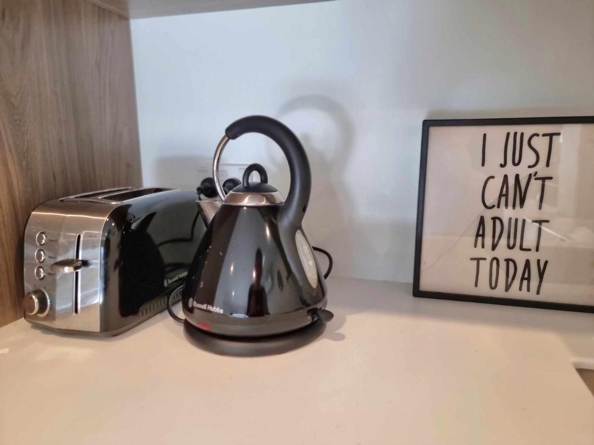 Modern 1 Bedroom Apartment Across From Hagley Park クライストチャーチ エクステリア 写真